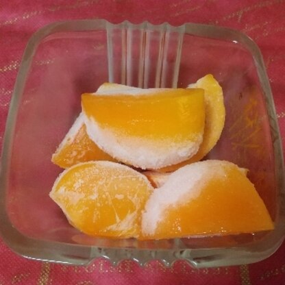 家で取れた柿が渋かったので、どうにかして食べたくてレシピを検索しました!!(*^▽^*)
冷凍庫で凍らせるだけで簡単に出来ました!!(^_-)v